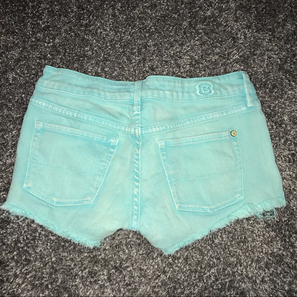 Size 3 jean shorts pretty blue color!